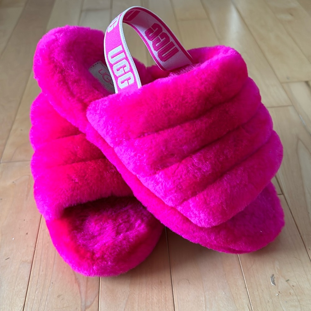 Hot pink Ugg slippers never worn